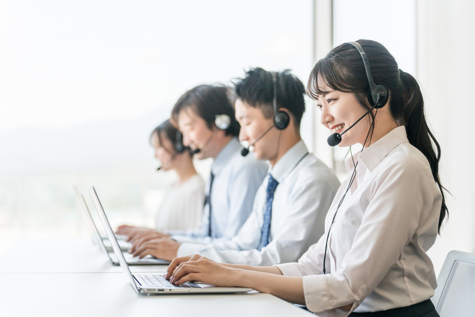 担当者同士で相談しながら導入検討をしているイメージ