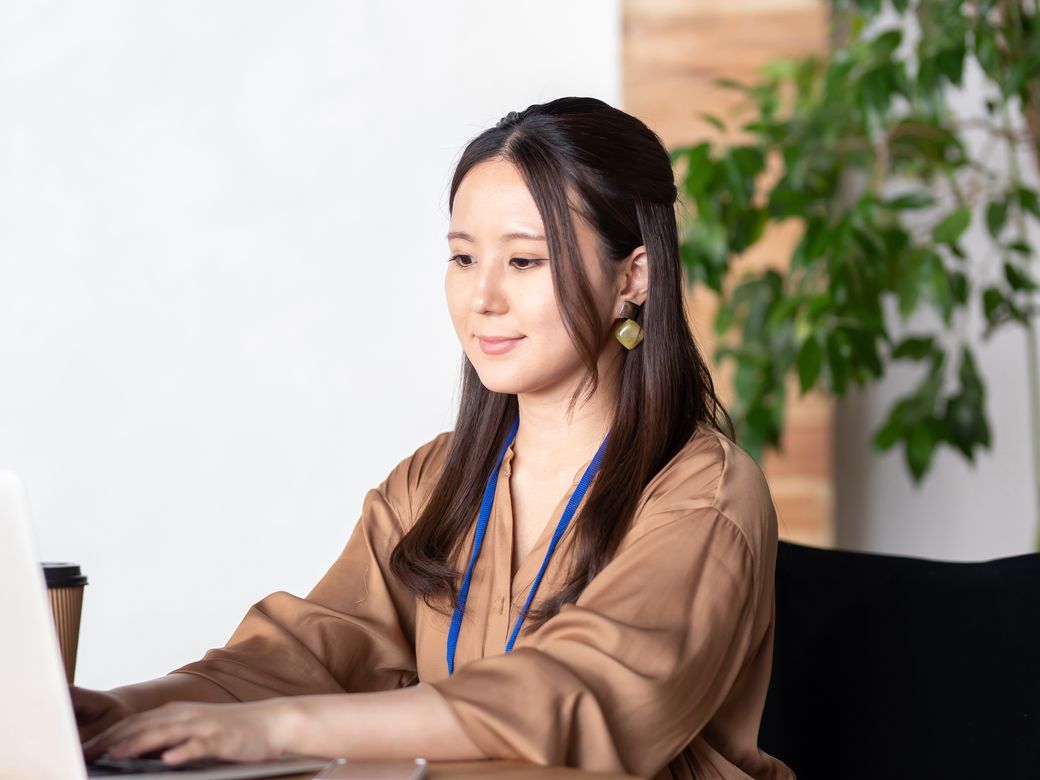 オフィスでノート PC を使う女性